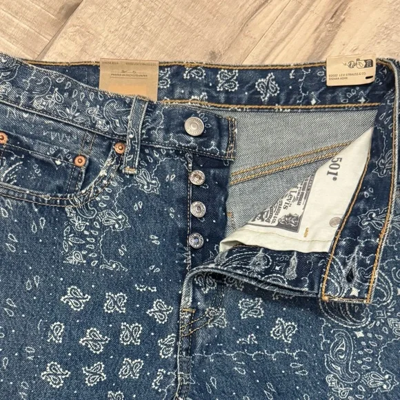 Women’s Levi’s 501 Bandana Jeans - Picture 4 of 6